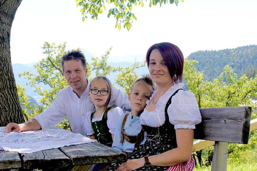 [Translate to Italiano:] Die Gastgeberfamilie des Appartments Edelweiss in Hafling - Meran